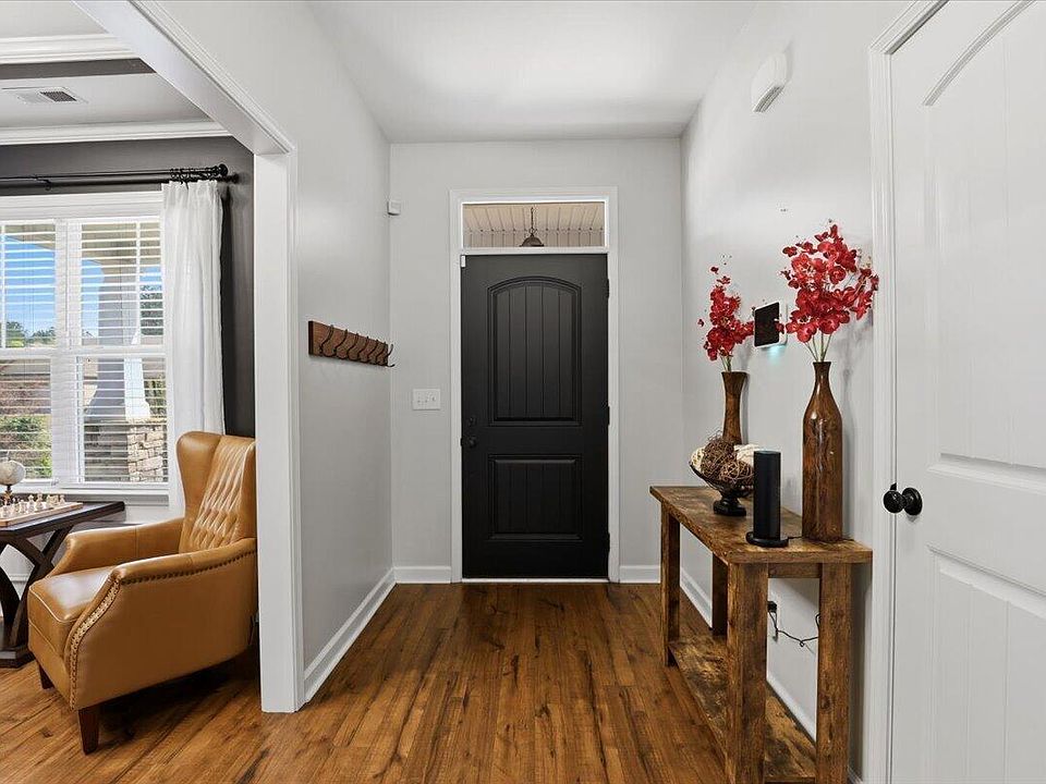 2nd image of 136 Fallingbrook Dr