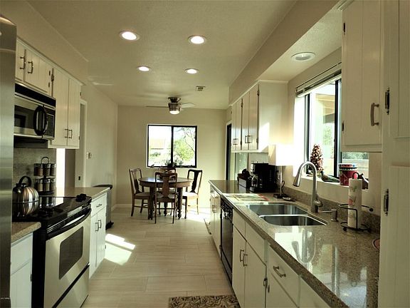 Kitchen & Breakfast Area