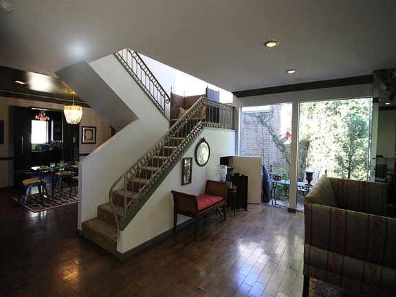 2nd image of 6 Palisades Blvd