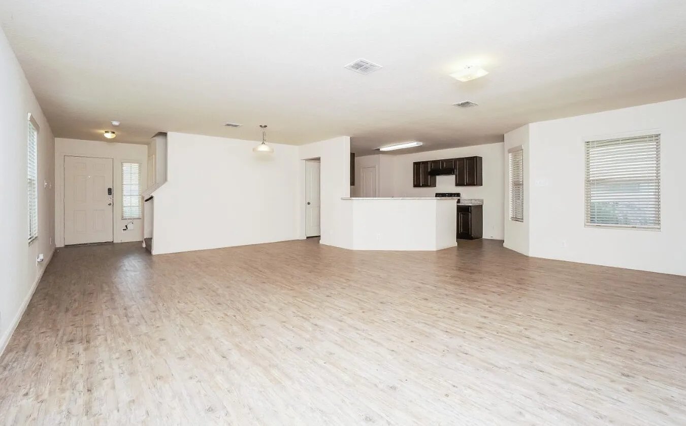 Enclave at Northeast Crossing — Photo 4
