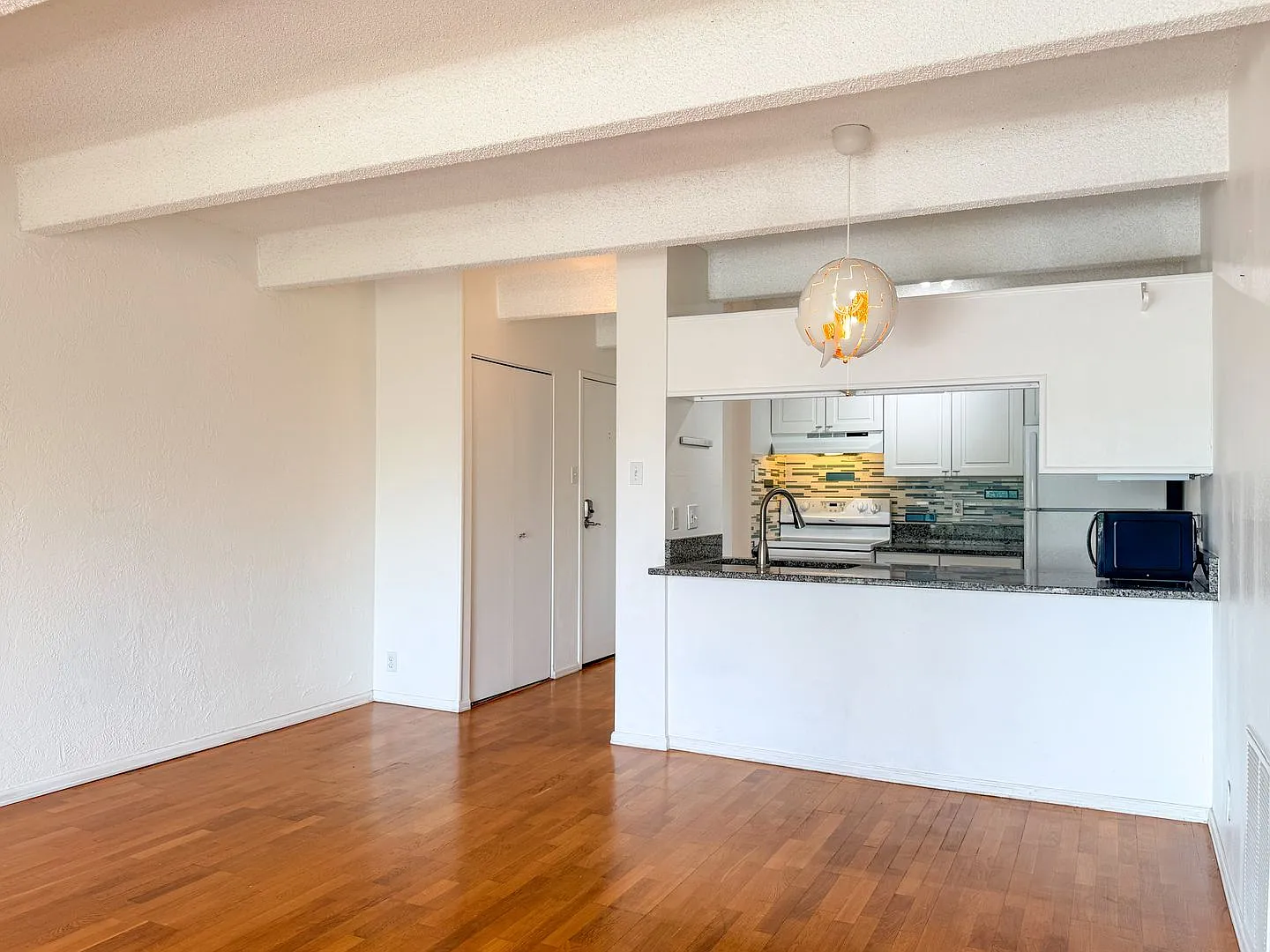 1433 N Williams St — Photo 3