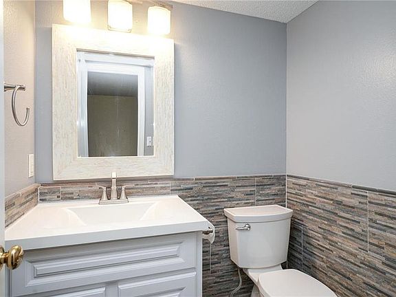 4th image of 5947 NE Moonstone Dr