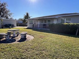 3890 Lakewood Rd, Palm Springs, FL