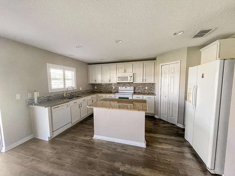 1641 Strathmore Cir — Photo 9
