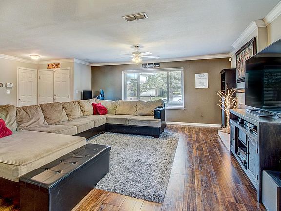 5th image of 8932 Aksarben Dr
