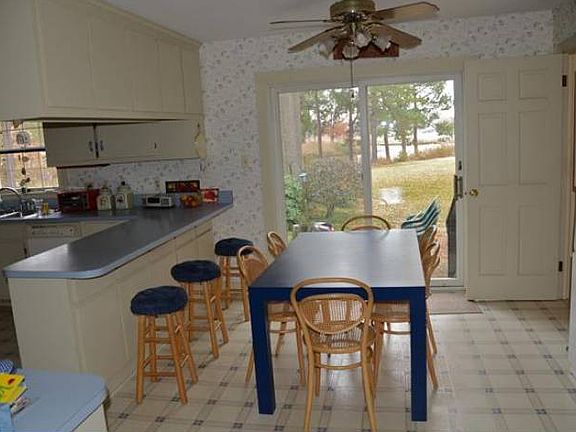 Eat-In Kitchen & Bar Area