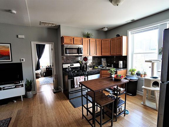 2nd image of 863 N Marshfield Ave APT Ch2