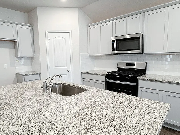 1207 Camden Ln — Photo 9
