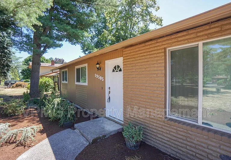 19505 NE 11th St — Photo 3