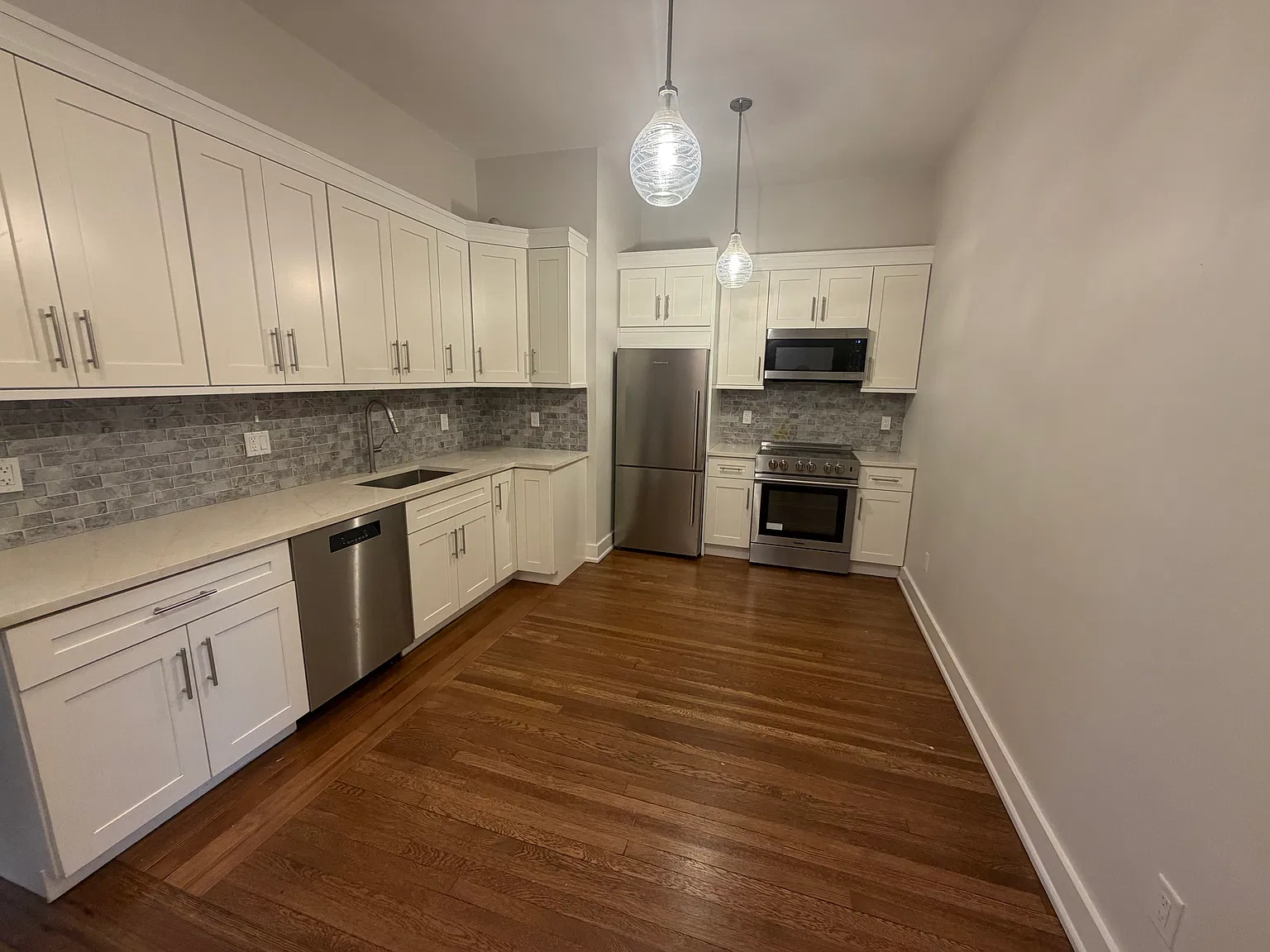 2 bed, 900 sqft, $3,500 — Photo 2
