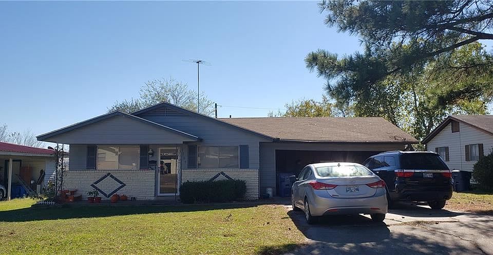 1st image of 1705 Oakridge Dr
