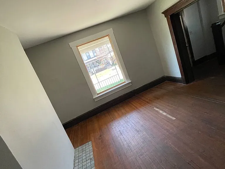 136 E Norwich Ave — Photo 10