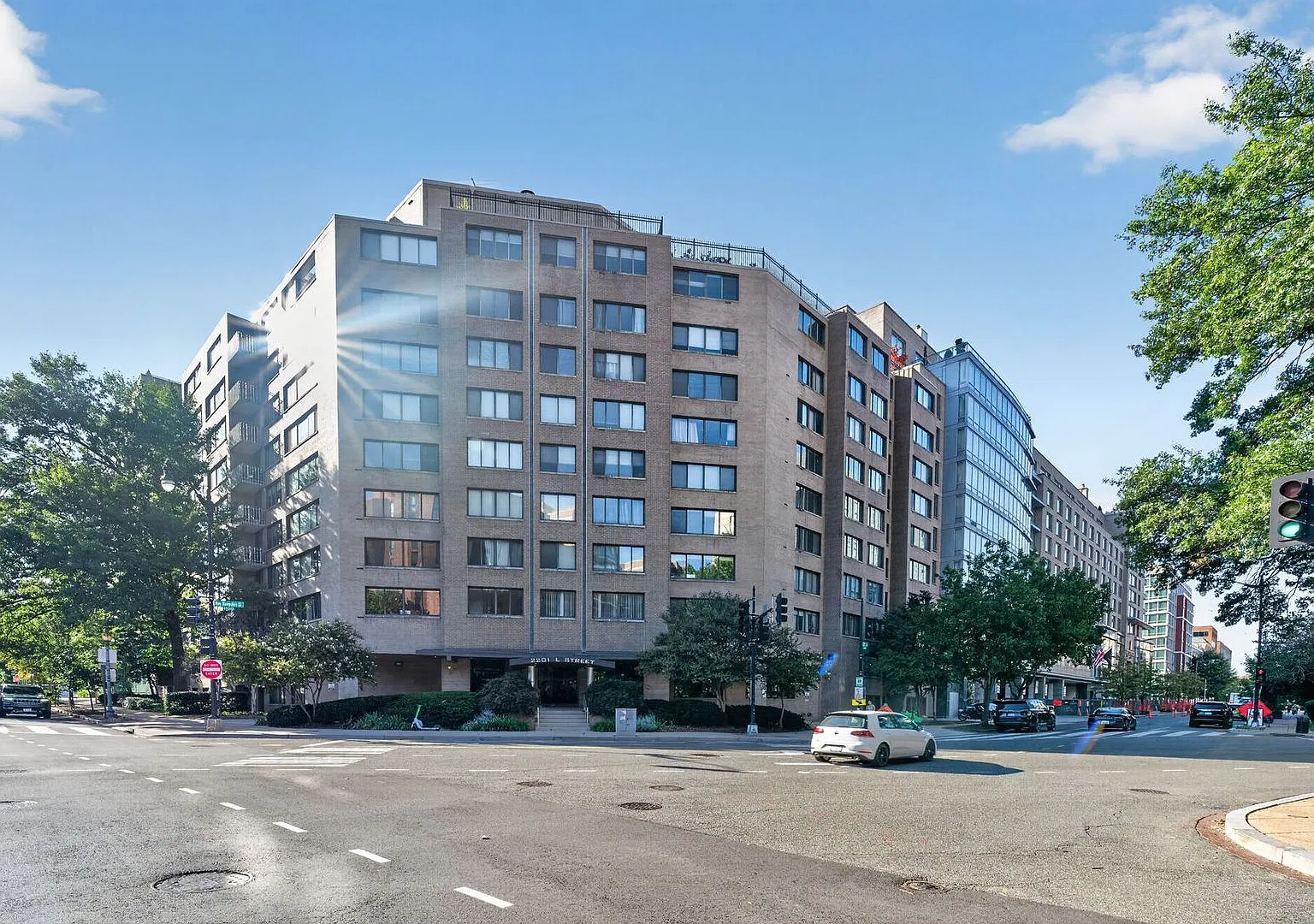 Available Now! Stylish West End Home with Rooftop Pool, 24-Hour Front Desk & Prime Location — Photo 4