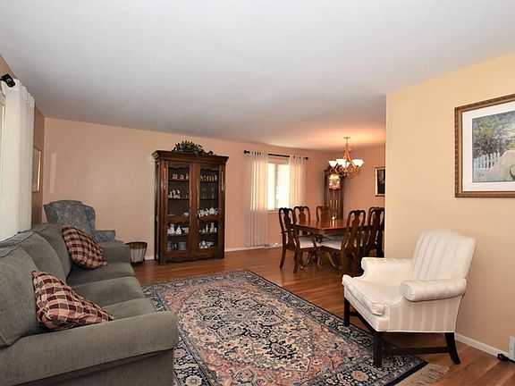 2nd image of 910 E Parkleigh Dr