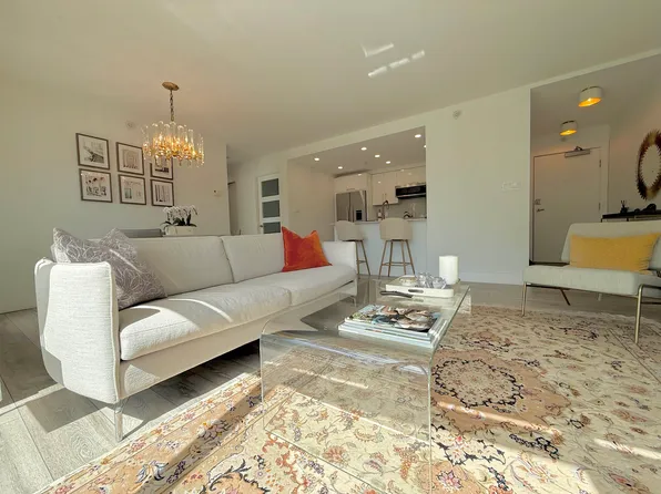 198 Aquarius Mews #1008, Vancouver, BC V6Z 2Y4