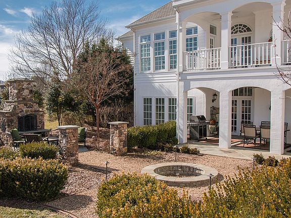 4th image of 390 Oakmont Dr