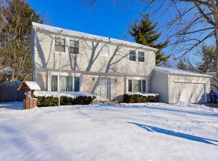 85 Foxcroft Rd, Naperville, IL 60565