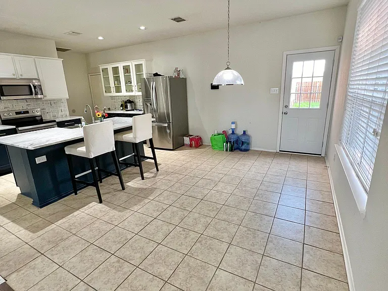 925 Jamie Dr — Photo 3