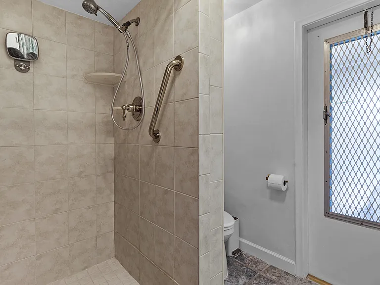 1418 NE 57th Pl — Photo 23