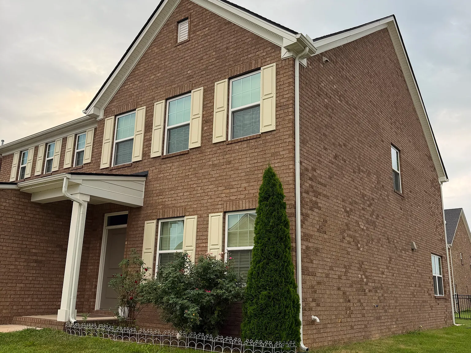 5 bed, 3094 sqft, $2,999 — Photo 2