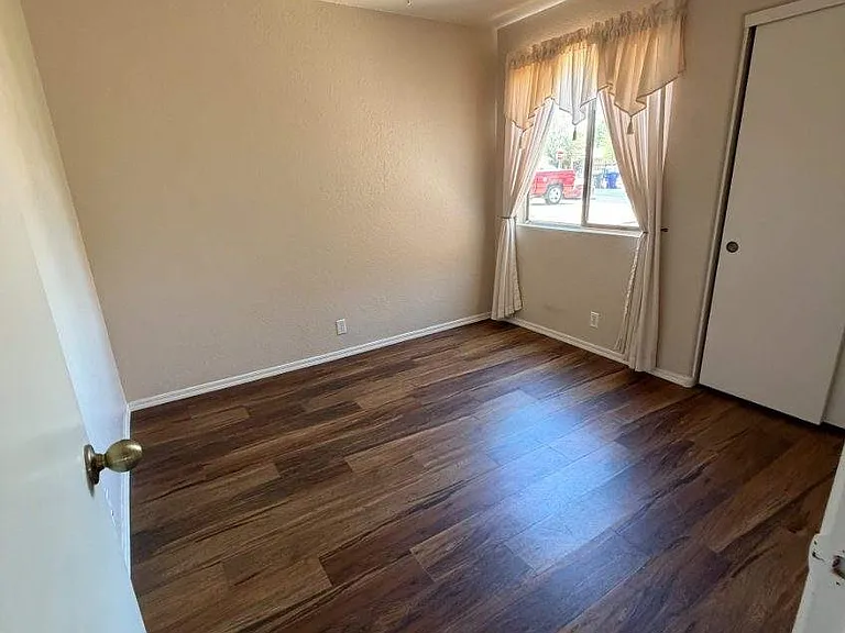 15743 W Elm St — Photo 27