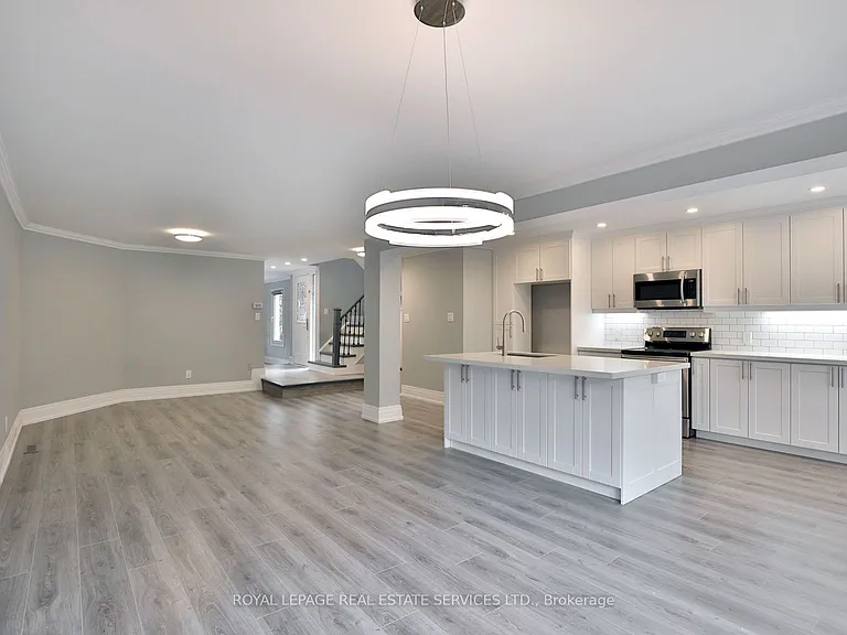 1021 Runnymead Cres — Photo 8