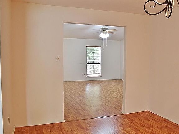 3rd image of 717 Cambridge Dr