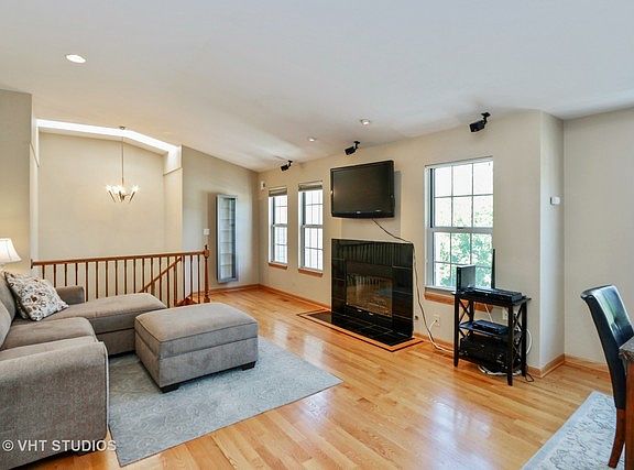 5th image of 694 Grosse Pointe Cir #0