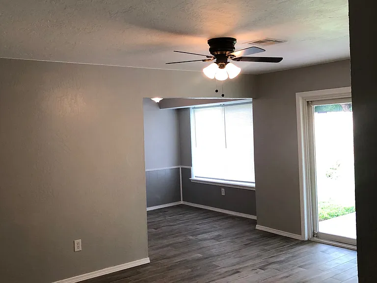 601 NW 18th Pl — Photo 2