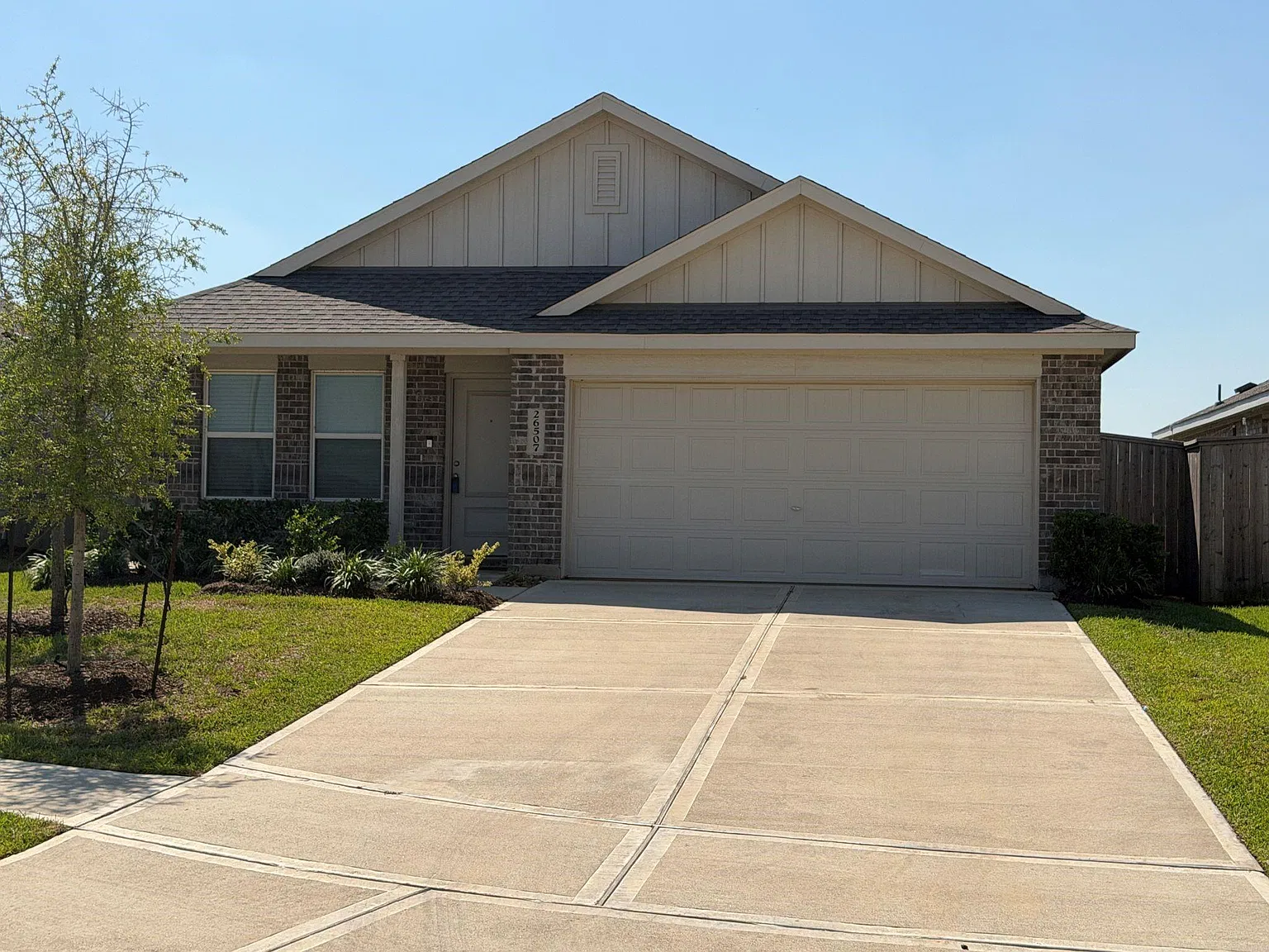 3 bed, 2.0 bath, 1302 sqft, $1,849 — Photo 2