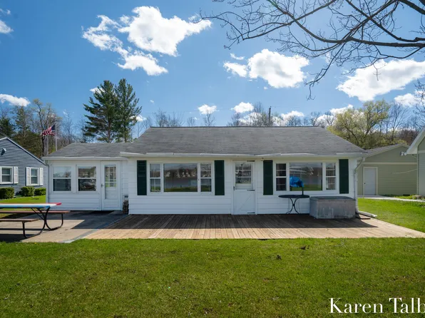 711 E Hess Lake Dr, Grant, MI 49327