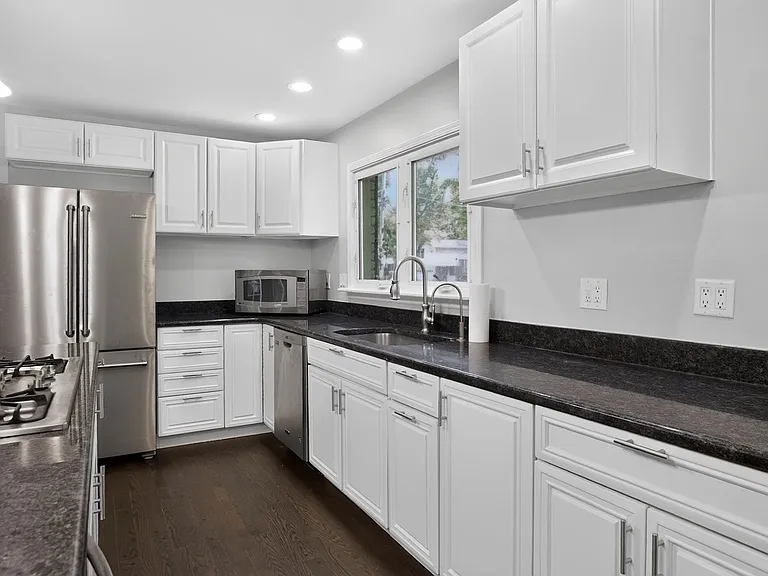 1702 N Beech Rd — Photo 12