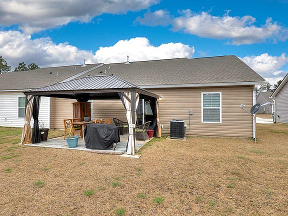 4th image of 375 Conifer St