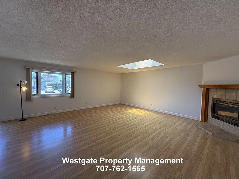 1336 Marian Way — Photo 5
