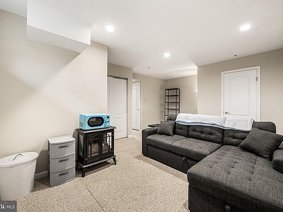 4th image of 342 Huntington Ct