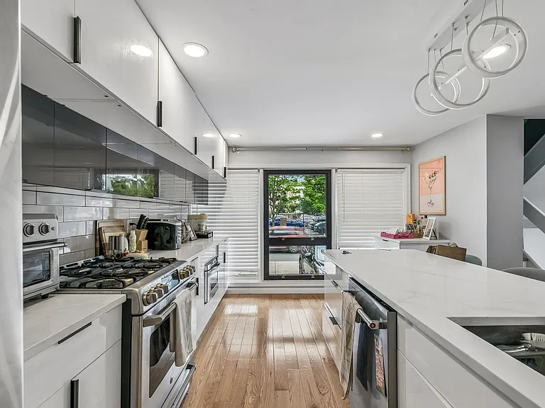 1130 Lombard St — Photo 9