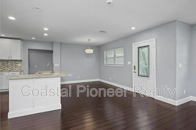 4 bed, 3.0 bath, 1916 sqft, $4,300 — Photo 3