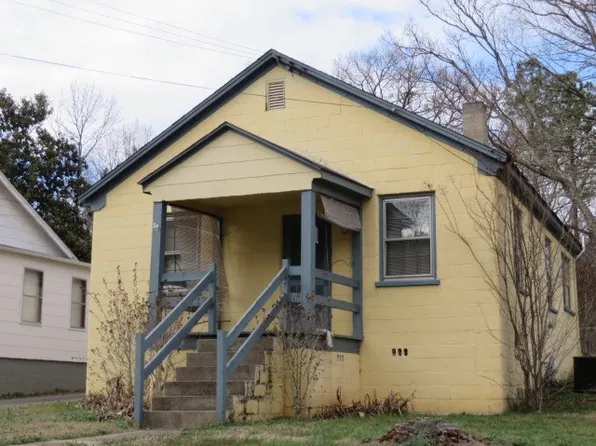 517 Pleasant St, South Hill, VA 23970