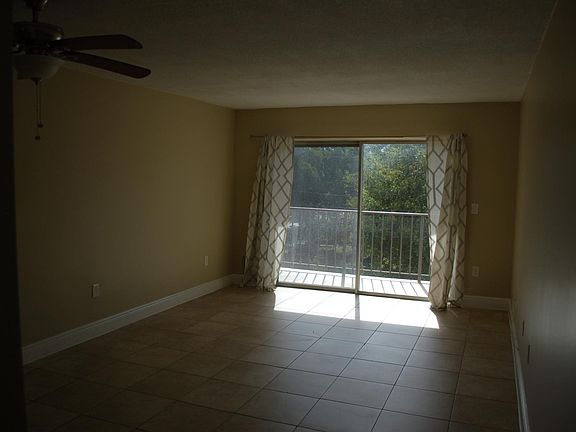 3rd image of 1225 NE 124th St APT 21A