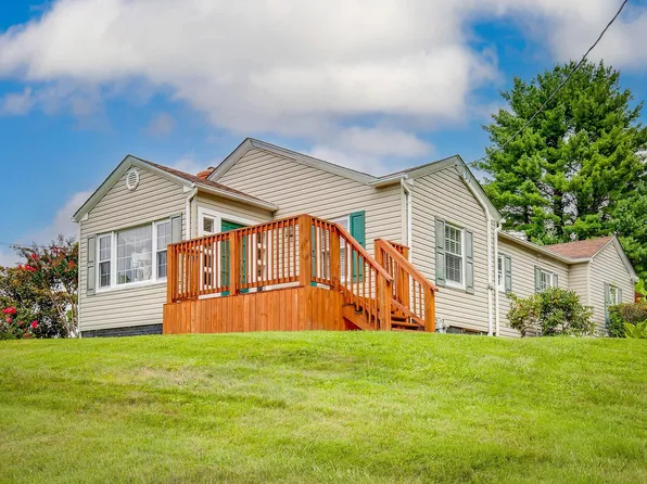 131 Highland Dr, Johnson City, TN 37601