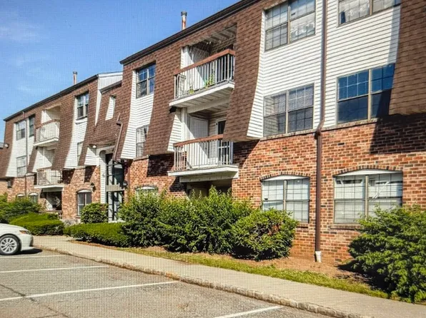 1801 Green Hollow Dr, Iselin, NJ 08830