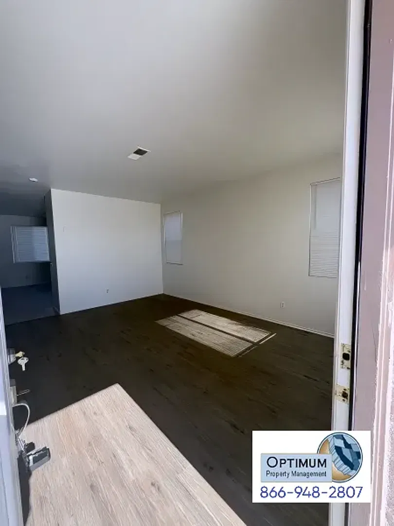 Beautiful 5 Bedroom, 3 Bathroom Two-Story Home with Loft & Spacious Backyard — Photo 3