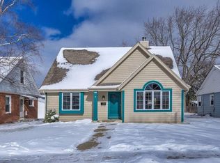 130 W Roberta Ave, Waukesha, WI 53186