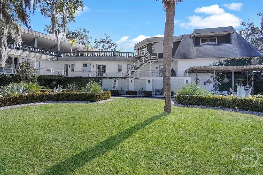 2 bed, 1.0 bath, 2000 sqft, $4,750 — Photo 2