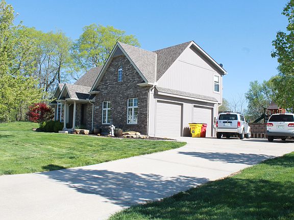 Side 2 garage,large driveway