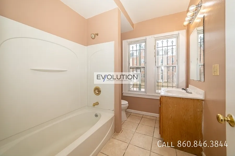 2 bed, 1.0 bath, 1100 sqft, $1,550 — Photo 2