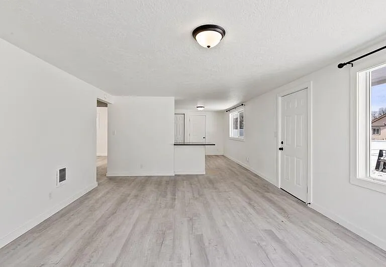 1027 S Beeman St — Photo 15