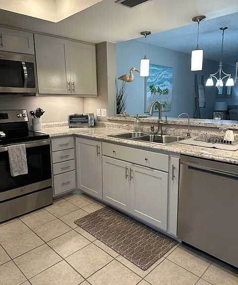 861 Maple Ct — Photo 2