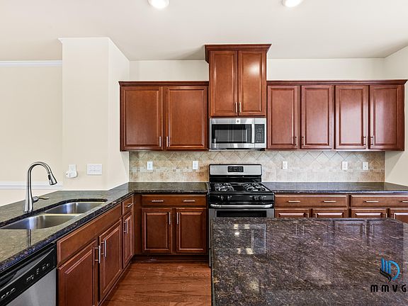 4th image of 701 Edgewater Ridge Ct