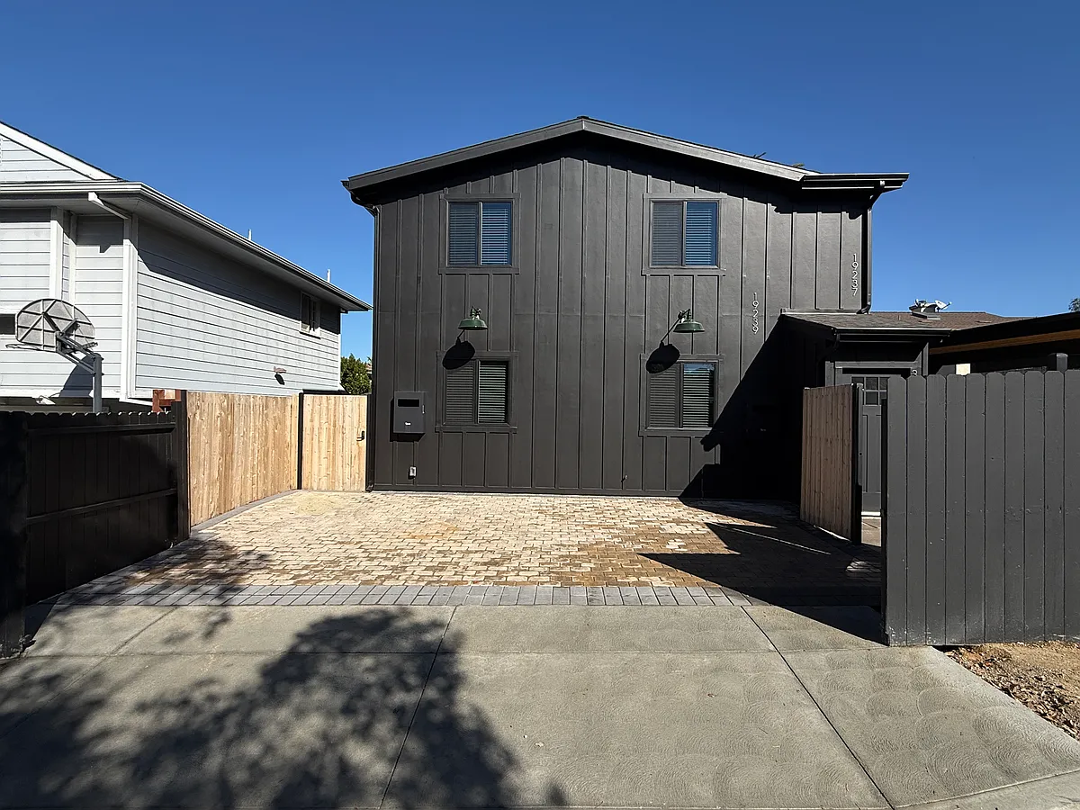 Building Photo - 19237 Linnet St #19237